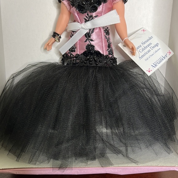 10" Madame Alexander Celebrates American Design #25590 - Picture 4 of 9